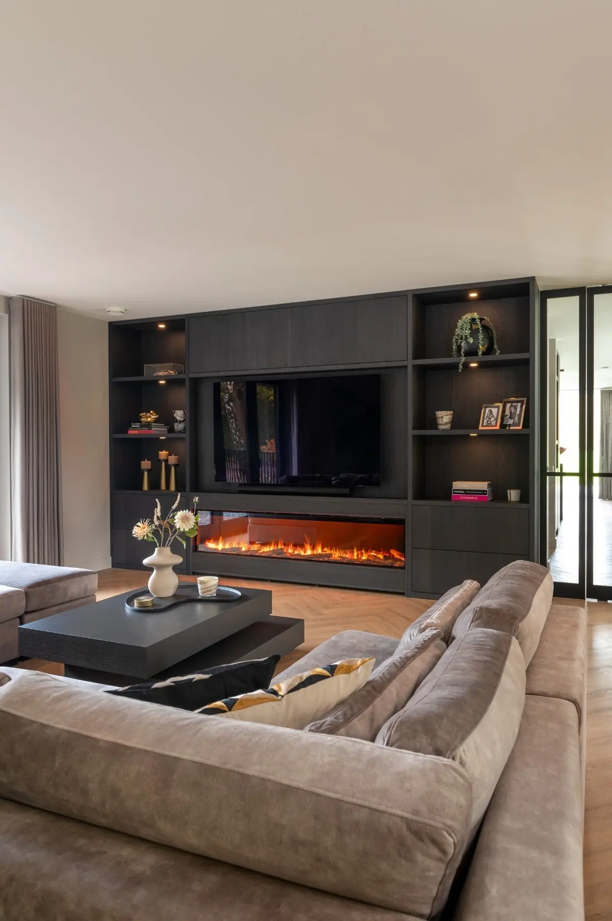 Luxe zithoek in nieuwbouwvilla met cinewall en haard