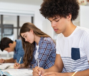 alunos fazendo a prova do novo enem