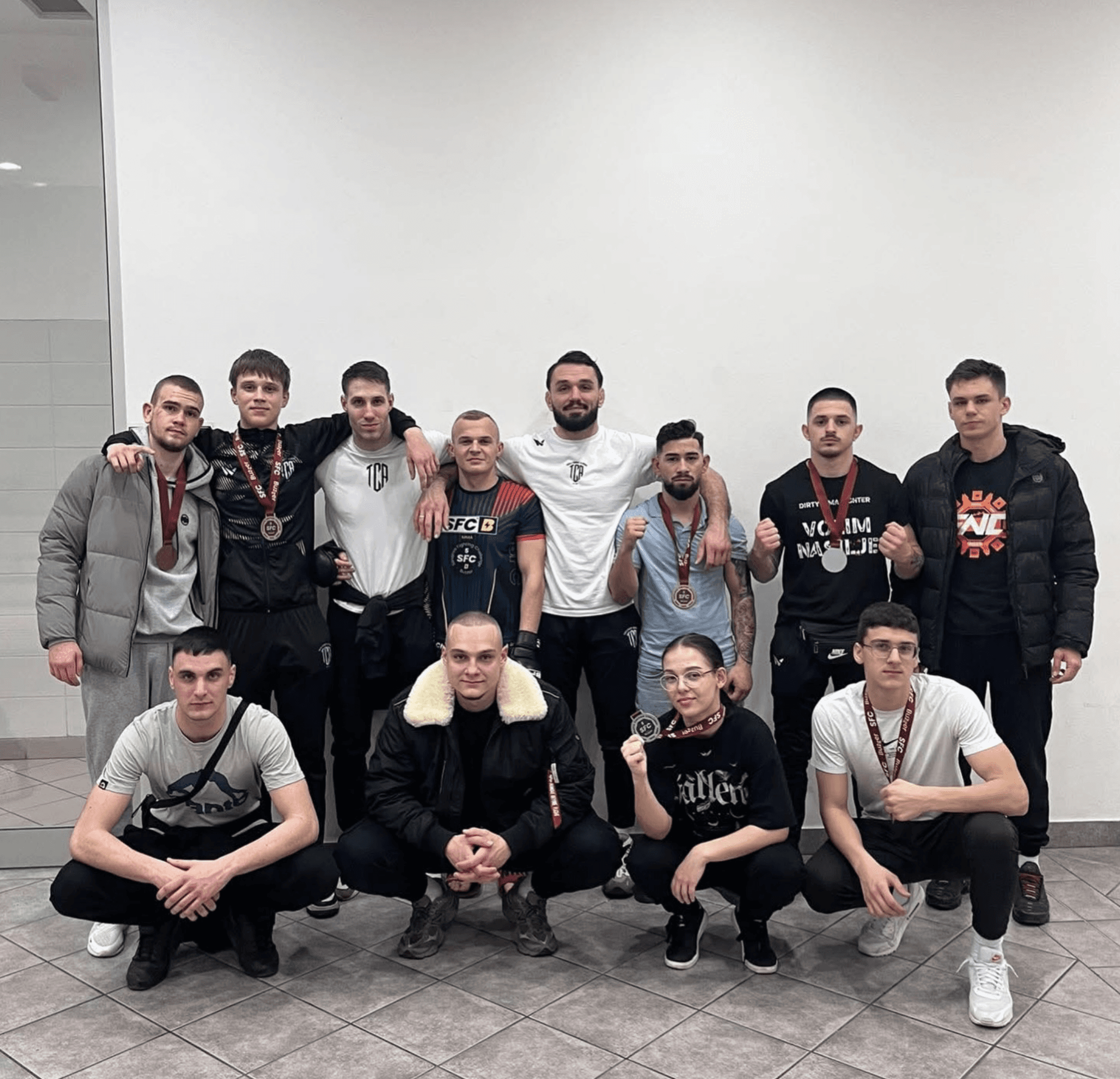 Polaznici Tuzla Combat Academy fotografišu se zajedno nakon osvojenih medalja na takmičenju.