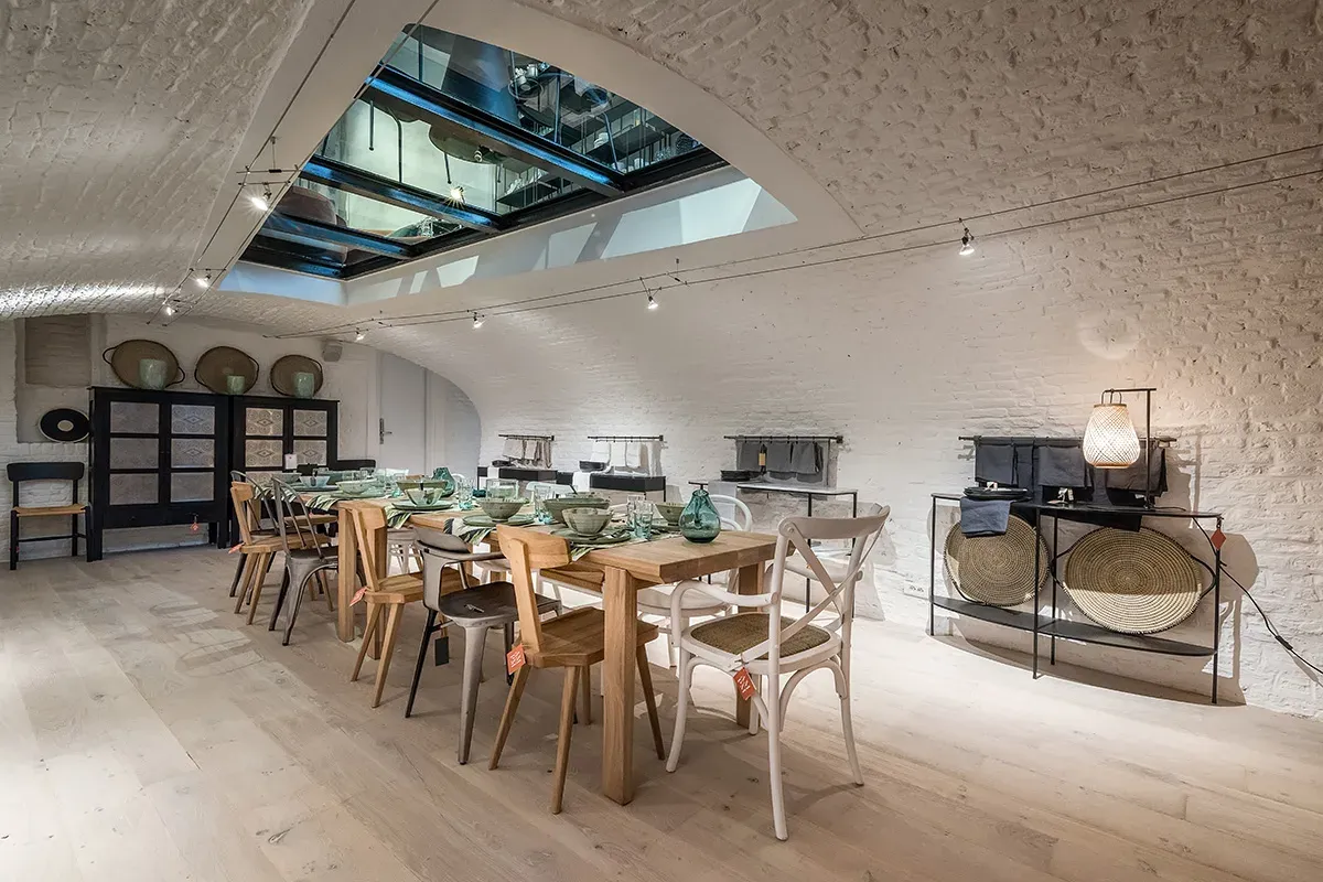 Magasin design plafond voûté et luminaires — photo architecture intérieure Lille Nord 2025 | Anteale Yann Manac’h