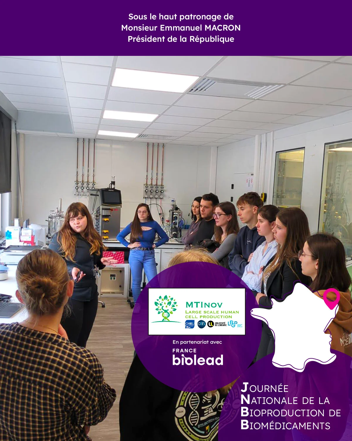 Groupe de visiteurs devant une affiche de la Journée nationale de la bioproduction de biomédicaments.