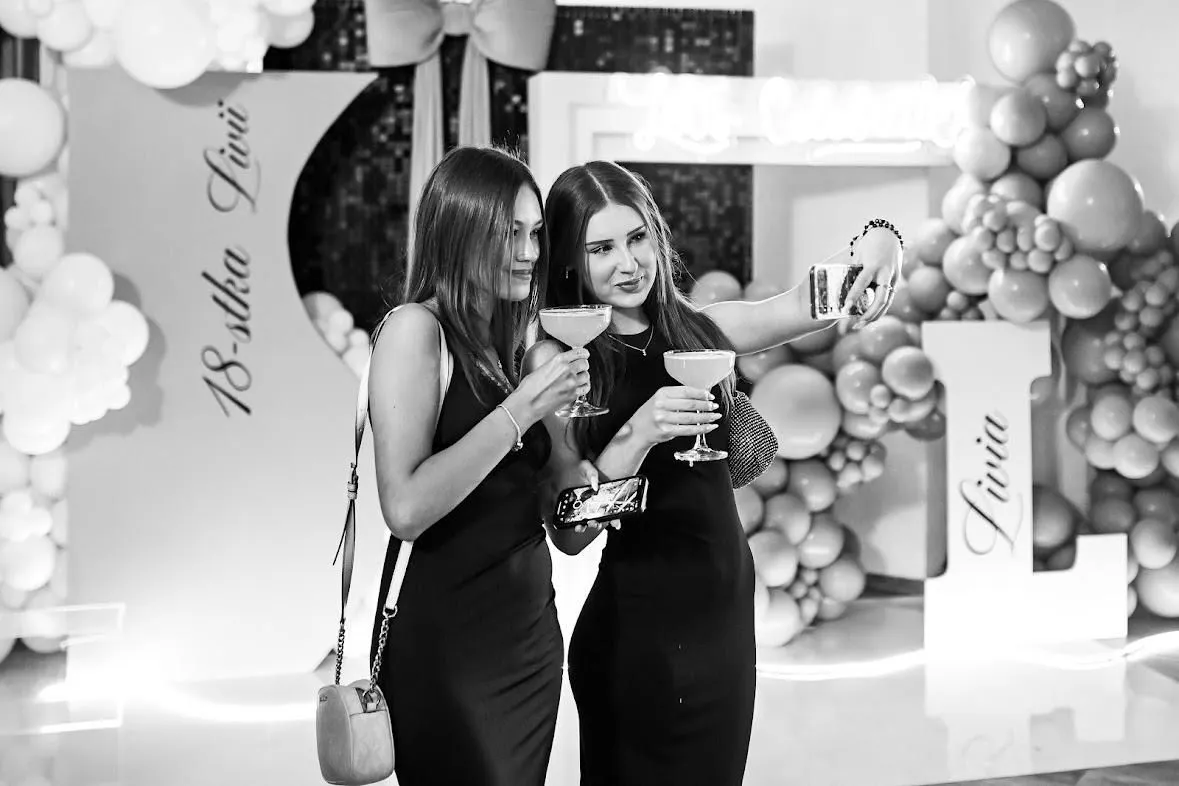 Nowoczesne atrakcje weselne – barman na mobilnym barze.