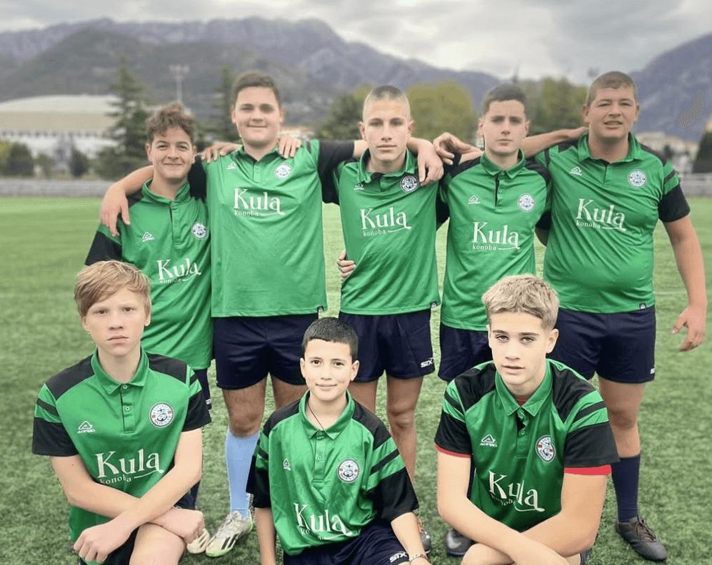 group photo of children rugby players from mornar