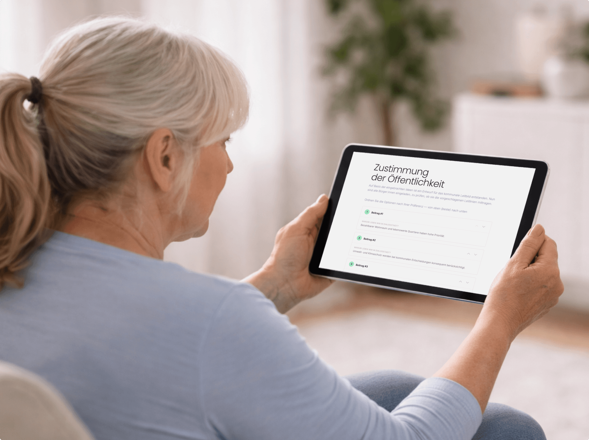 Person nutzt Smartphone zur digitalen Bürgerbeteiligung über eine Online-Plattform für Kommunen