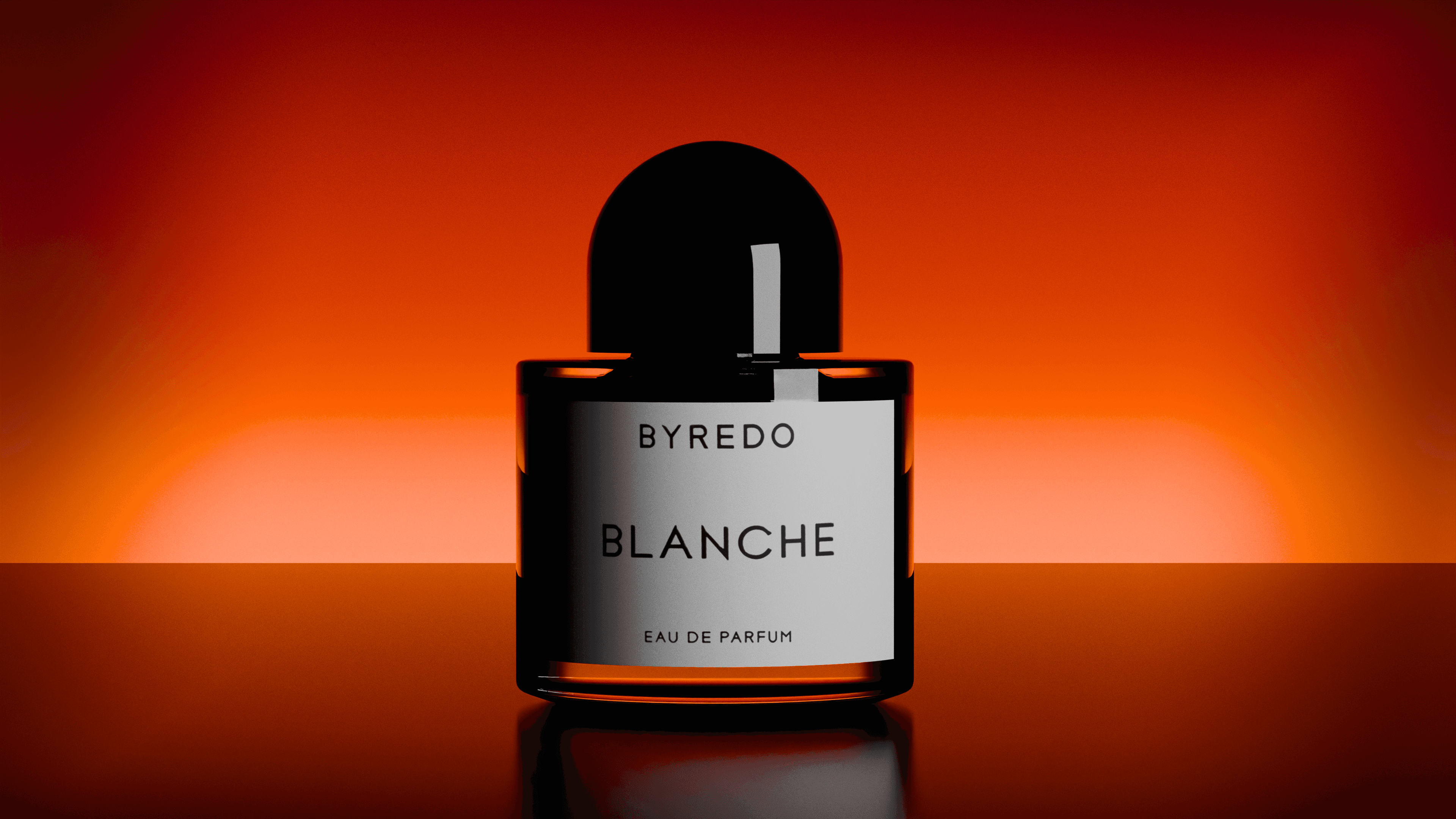 3D dantų implanto ir karūnėlės vizualizacija – techninis produkto atvaizdas akmens fone, sukurta Renderiai.