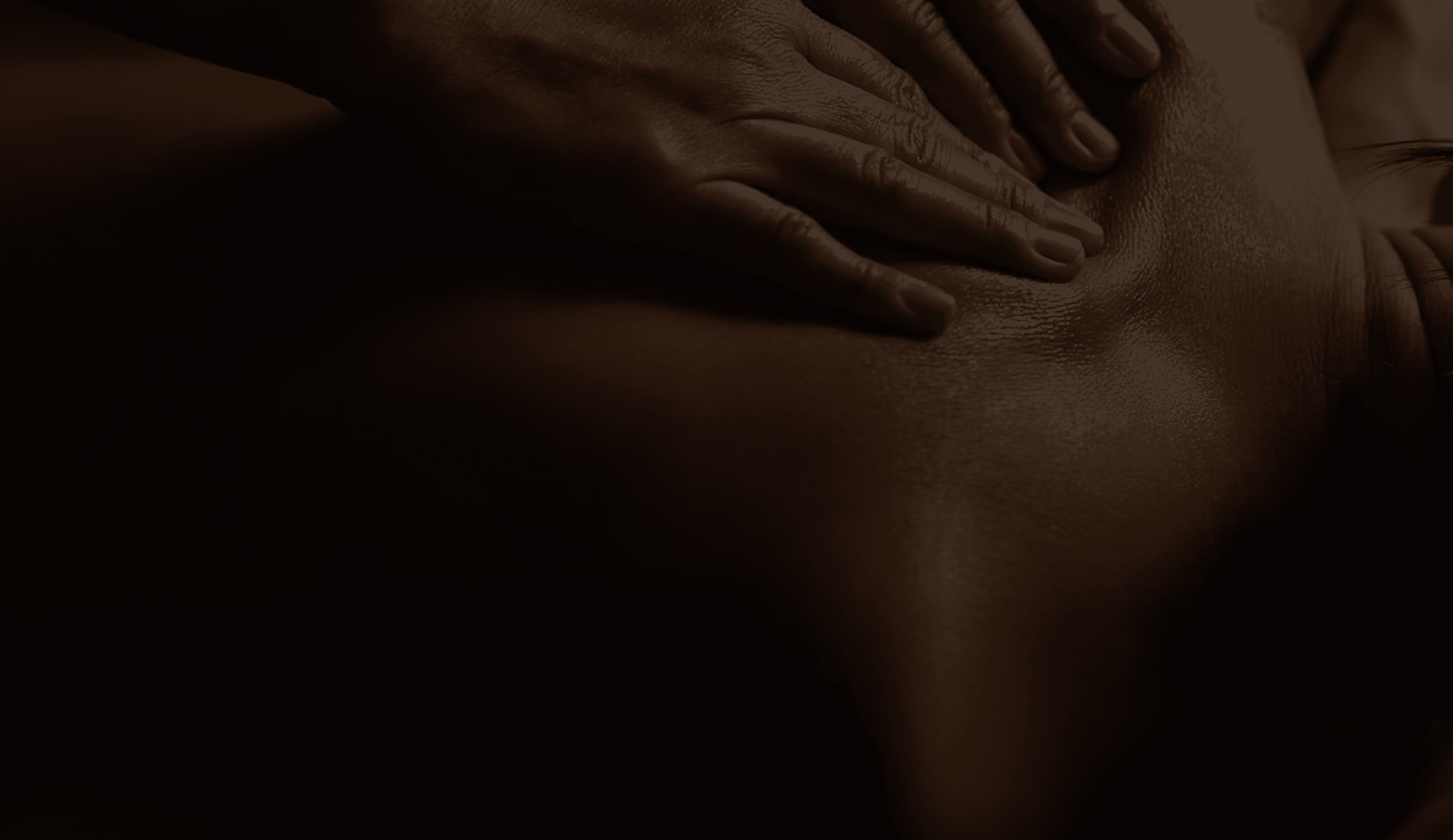 Žena dotýkající se muže při masáži