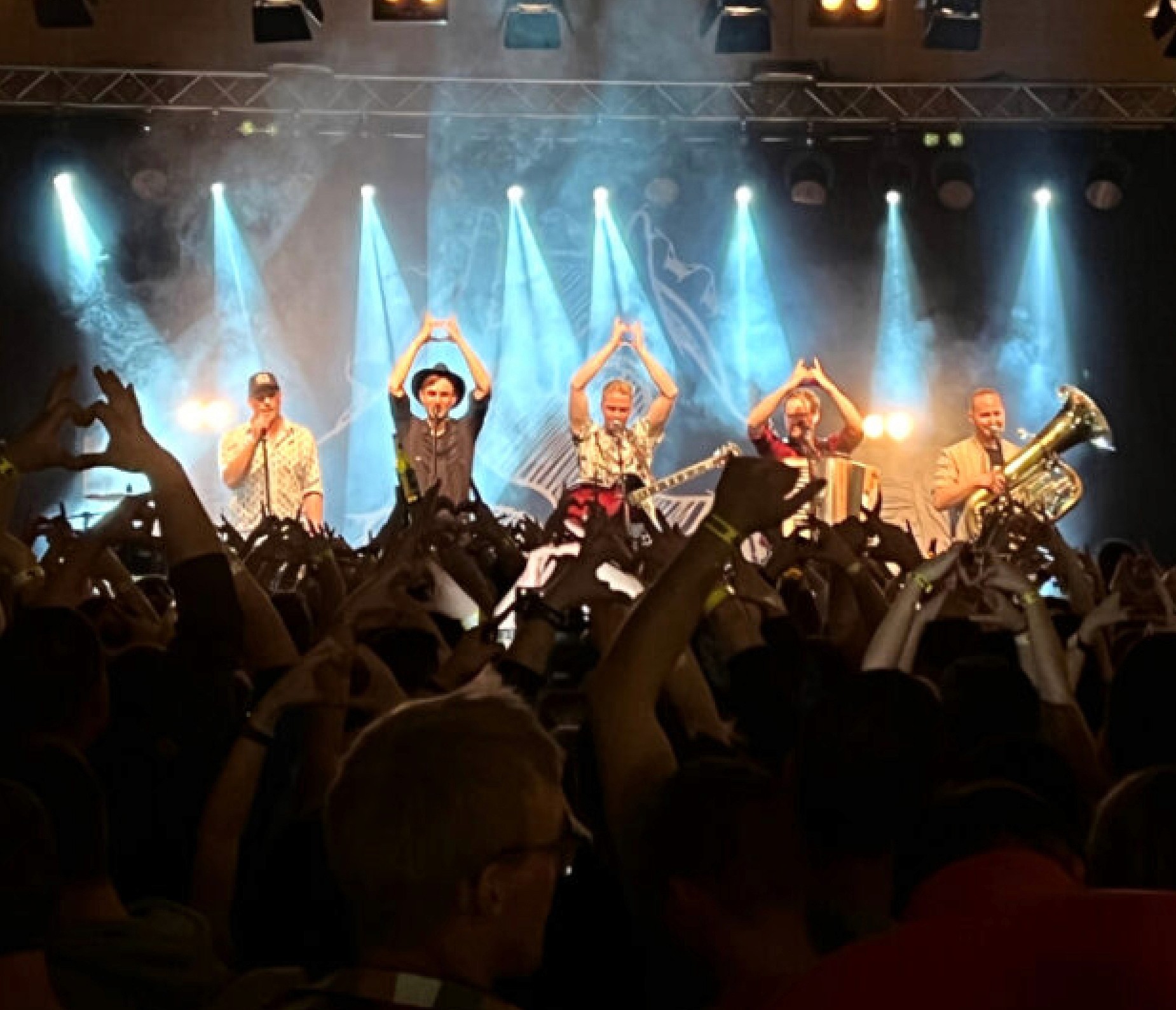 Konzertfeeling, Bühnenfotos, Menschen jubelnd