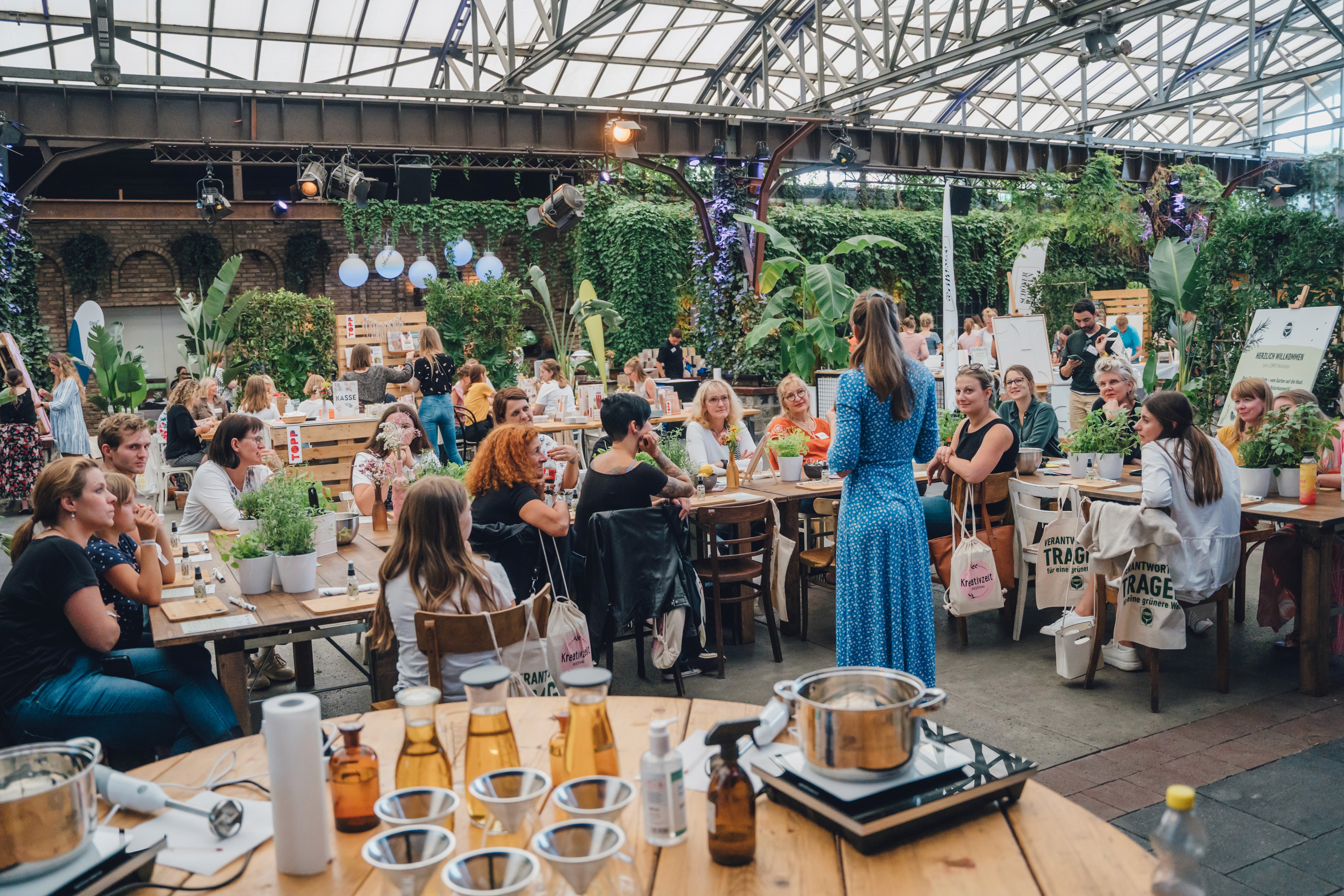 Die Workshopteilnehmer:innen bei dem Partner Compo sitzen in großer Runde zusammen und hören der Workshopleitung gespannt zu.