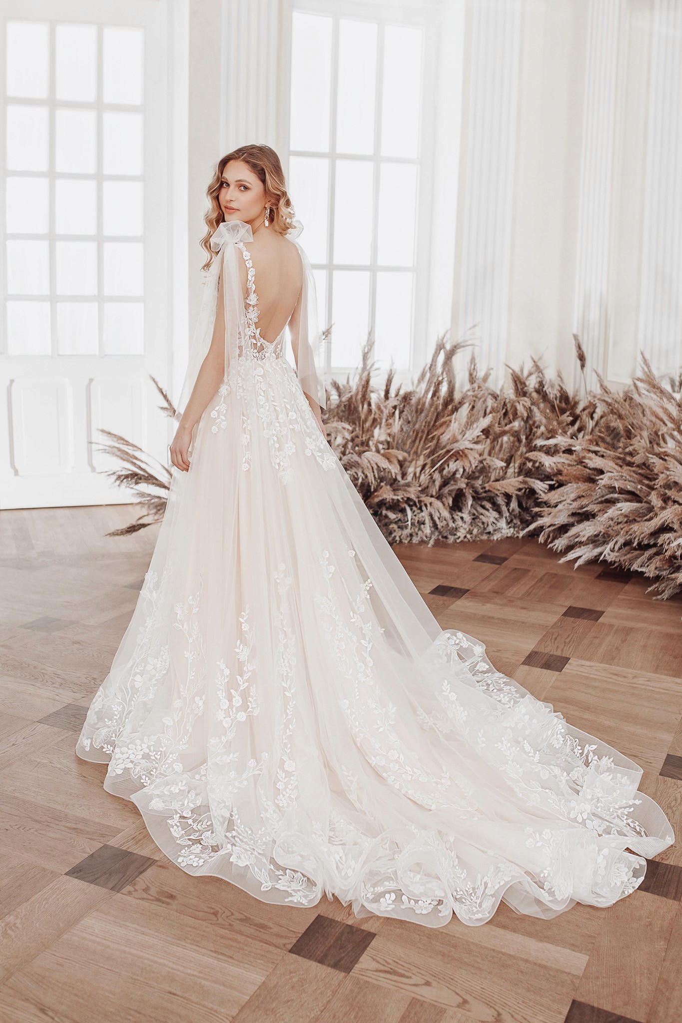 Brautkleid mit tiefem Rückenausschnitt und langer Schleppe