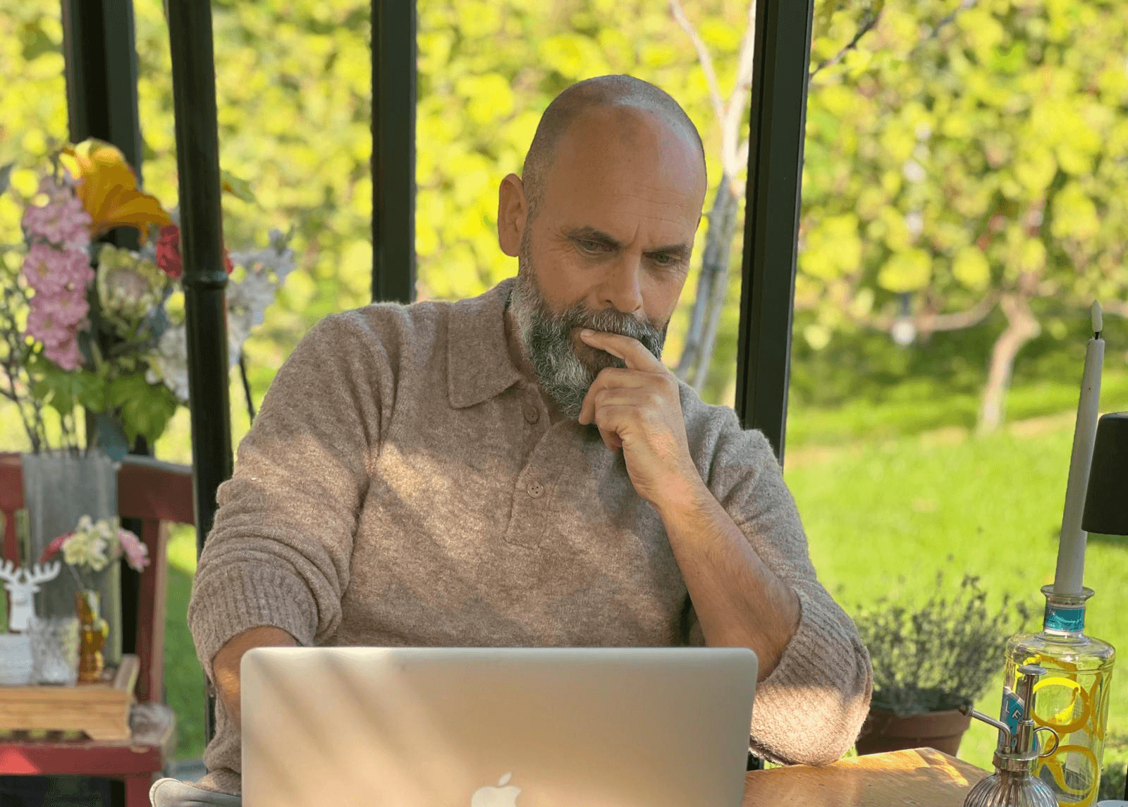 man in black long sleeve shirt sitting in front of macbook