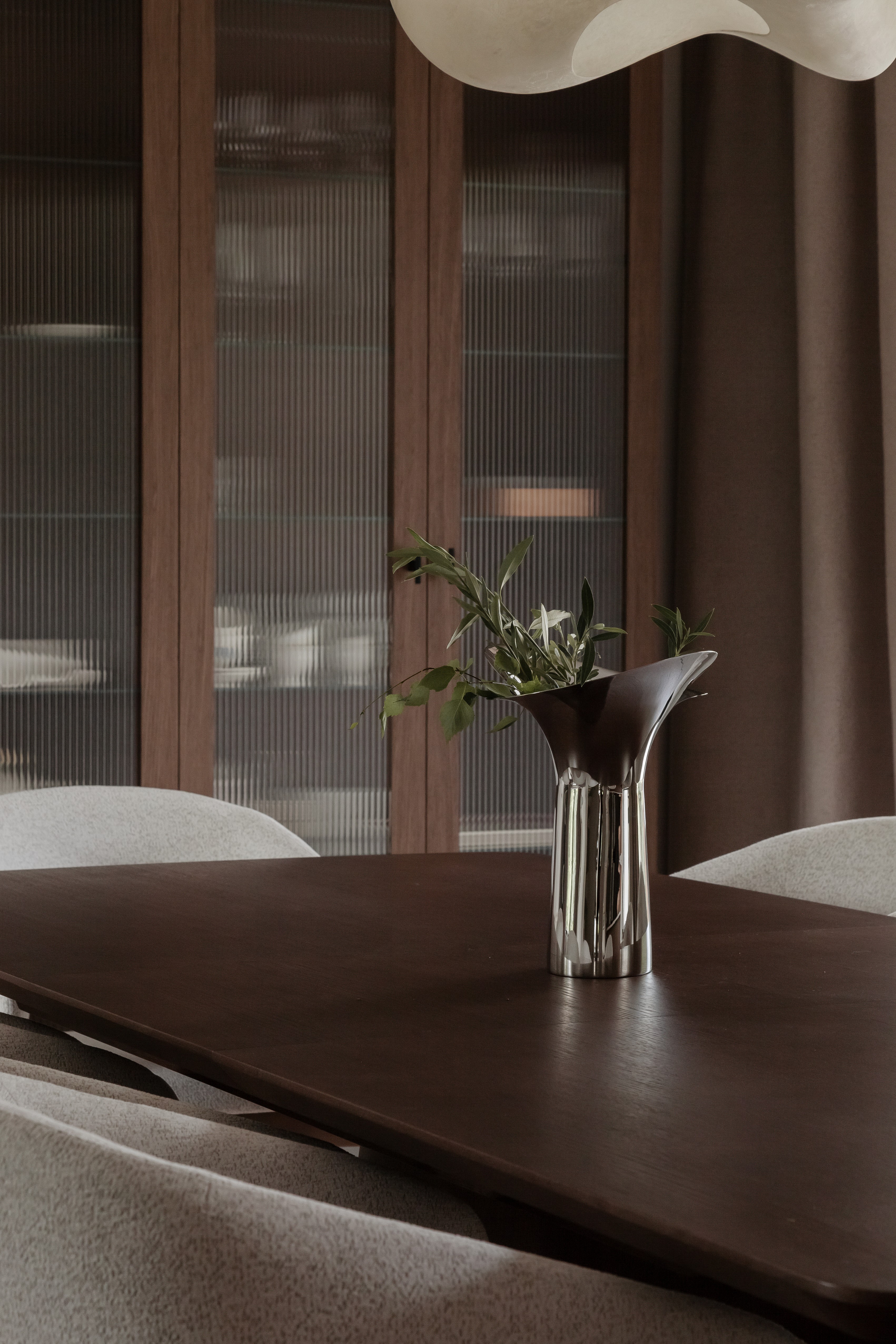 Zbliżenie na wazon stojący na stole