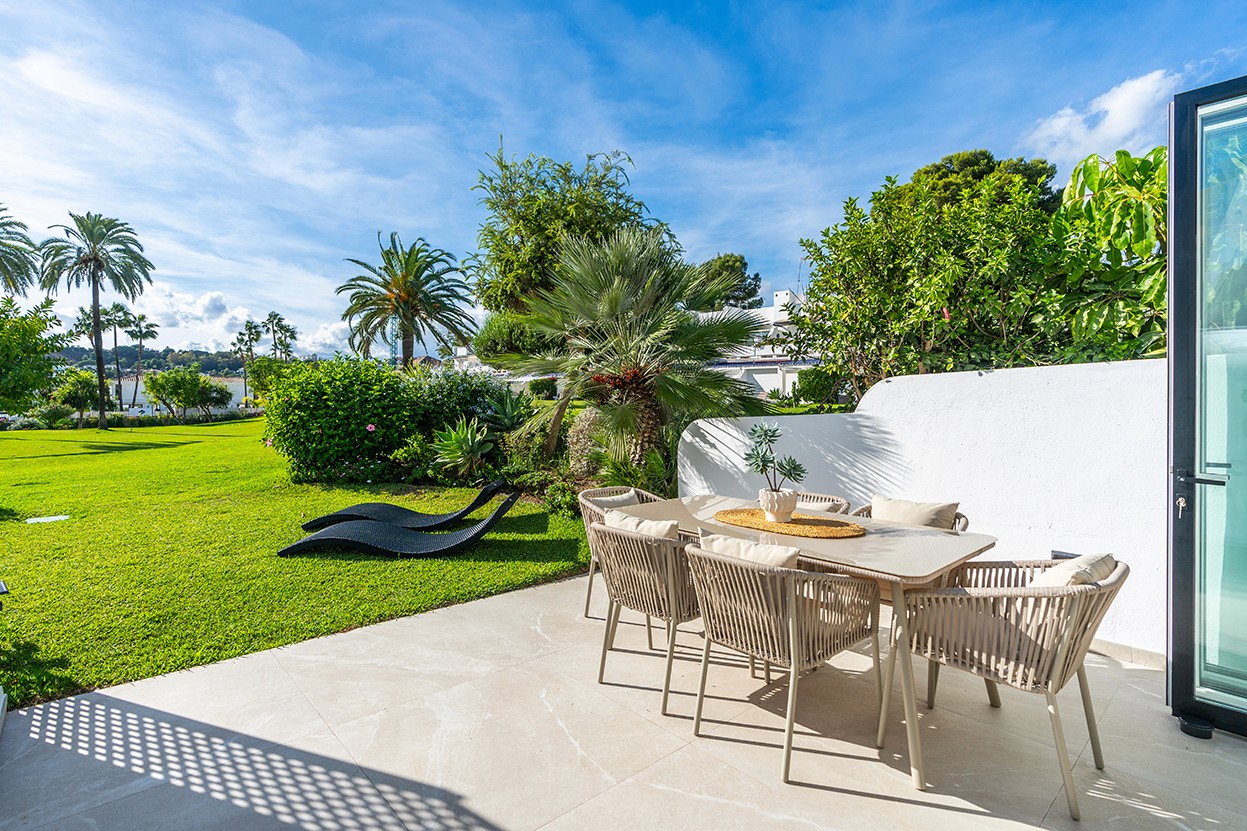 High-end, semi-open kitchen with a central island and Bosch appliances in the 'Casa Preciosa' townhouse.