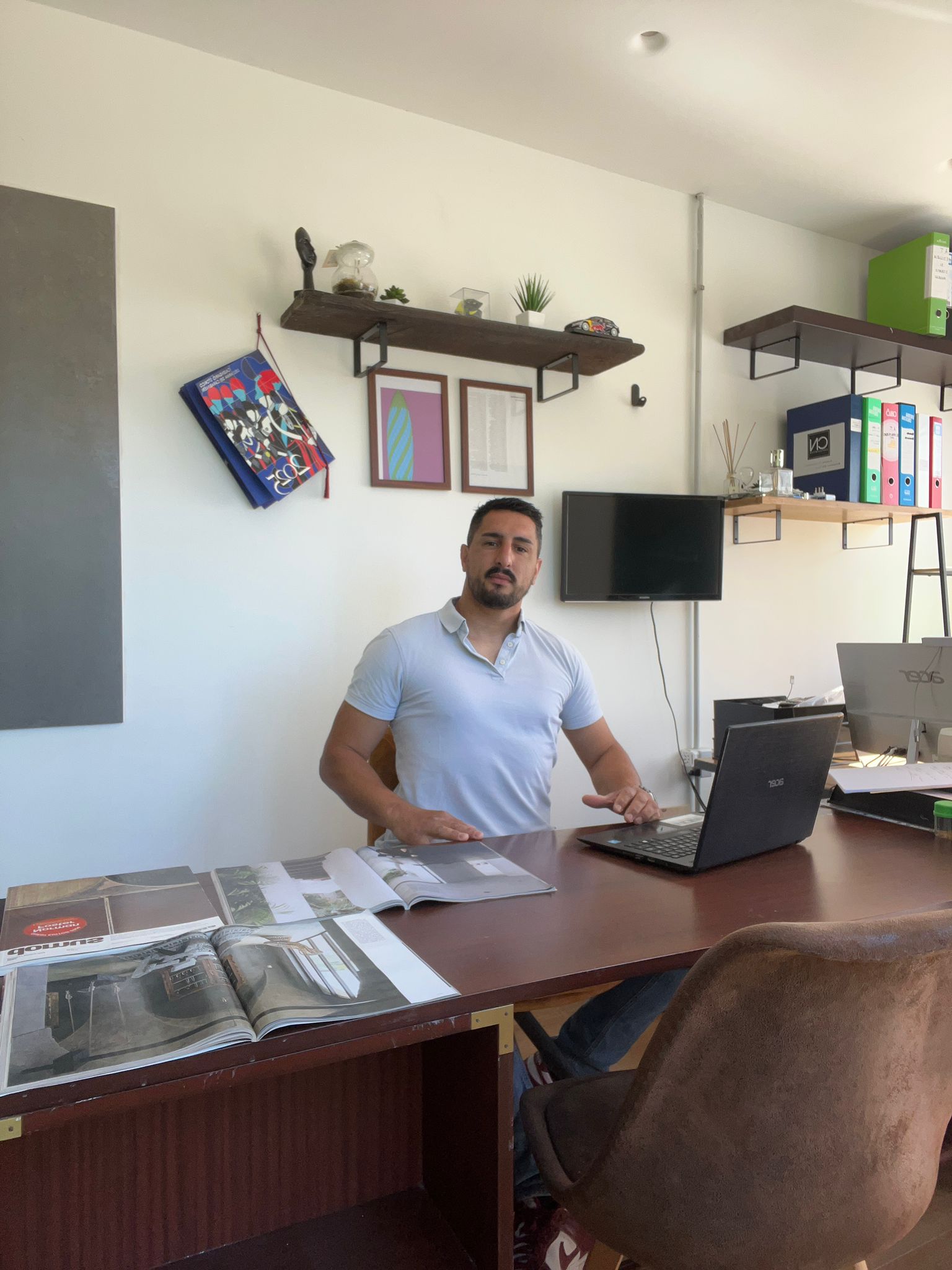Andrea deramo titolare at edilizia dietro scrivania