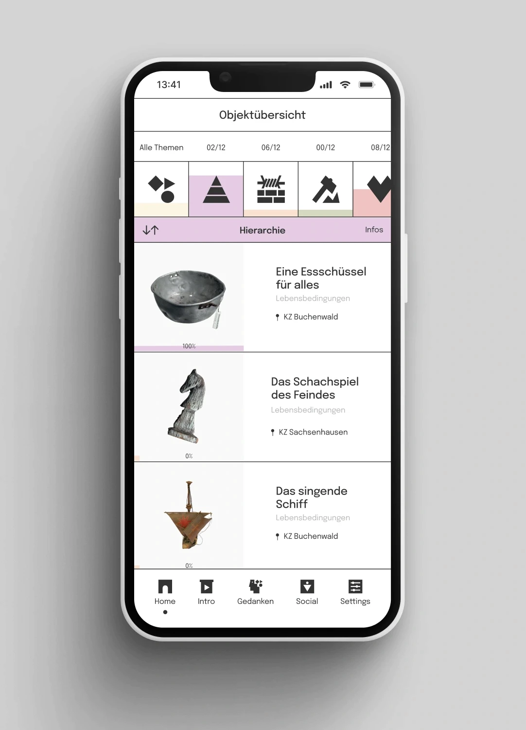 Smartphone-Screen zeigt die Objektübersicht der interaktiven Web-App für KZ-Gedenkstätten Buchenwald und Sachsenhausen, gestaltet von fjnland. Objekte wie ‘Eine Essschüssel für alles’ und ‘Das Schachspiel des Feindes’ werden angezeigt.