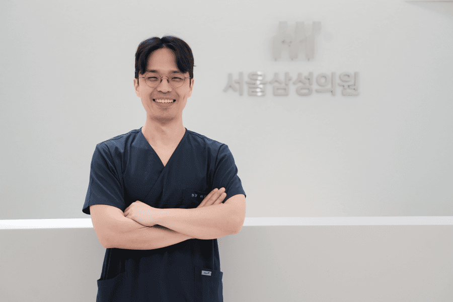 이상준 대표원장이 진료실에 환자와 함께 있다.