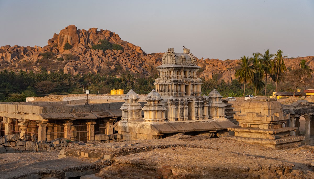 A spectacular view of Hampi, between temples and breathtaking hills