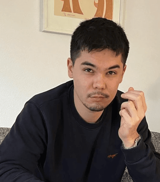 Foto von Tim Akihiro Heinrich bei der Arbeit