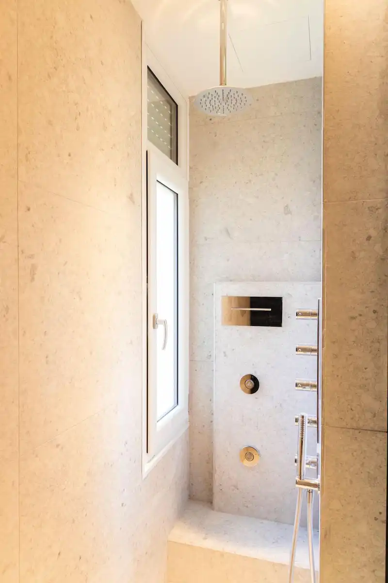 doccia con rubinetteria in oro di design