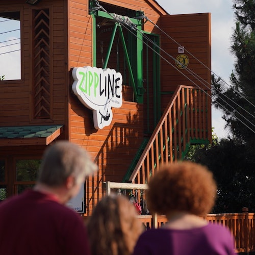 Hayaan ang iyong sarili na madala ng pakiramdam ng paglipad sa ibabaw ng Nakkaştepe Park