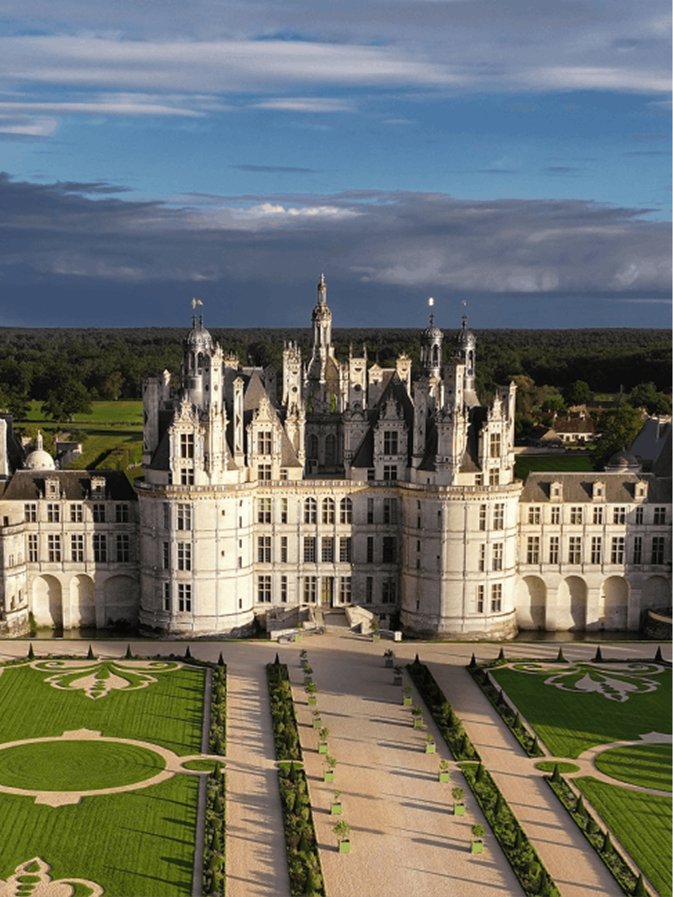 vue aerienne du chateau de chambord en pays de la loire