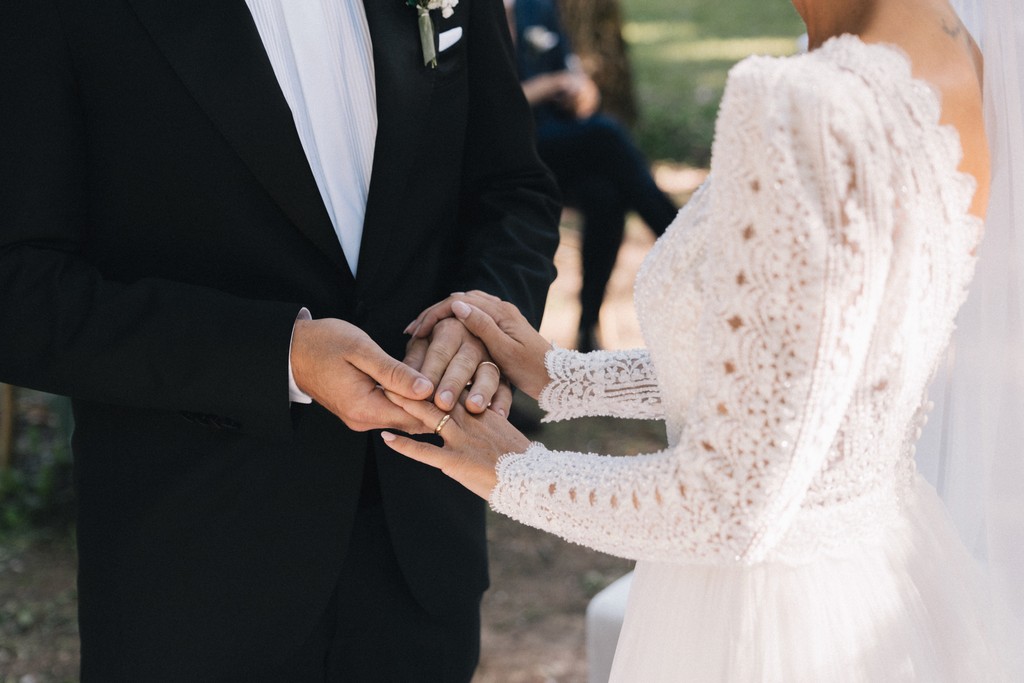 Scambio delle fedi nuziali tra gli sposi - matrimonio Rebecca e Giorgio a Villa La Favorita