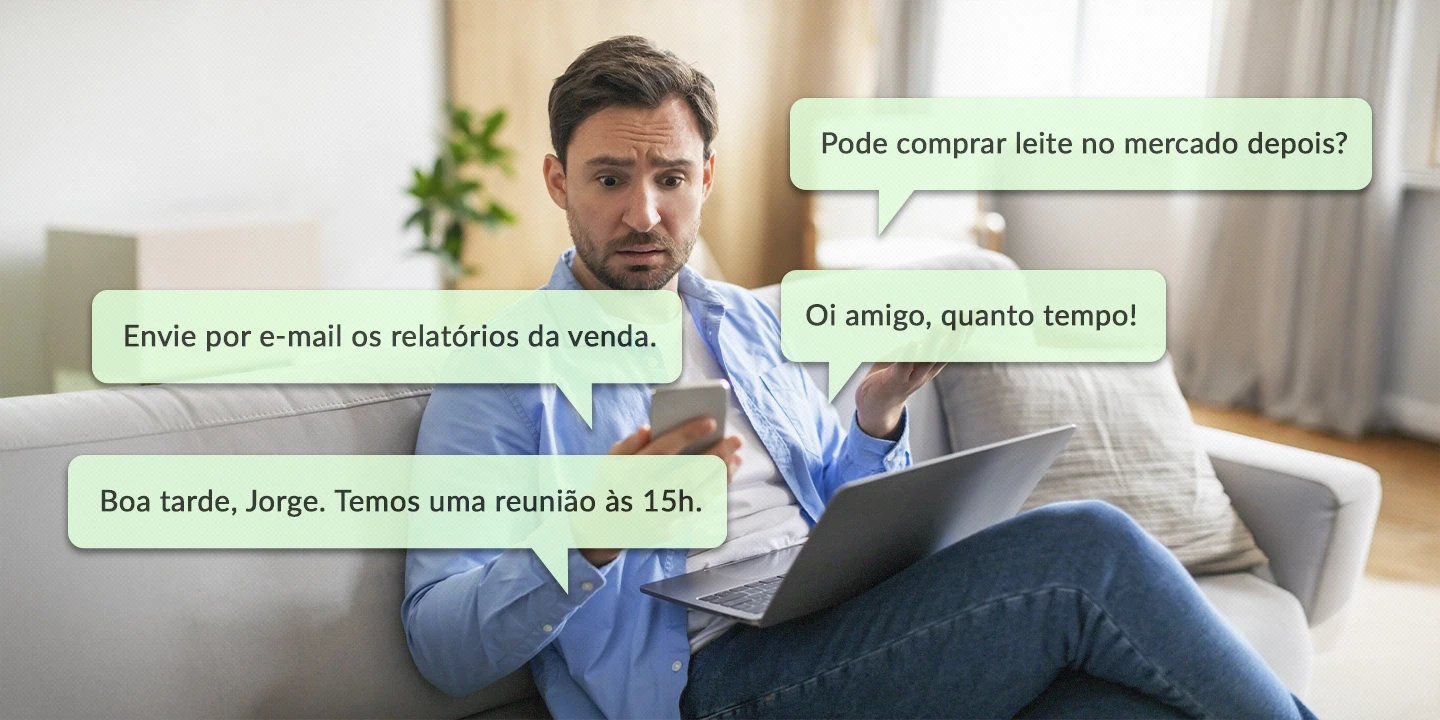 Homem sentado confuso recebendo mensagens profissionais e pessoais no mesmo WhatsApp enquanto trabalha com um laptop