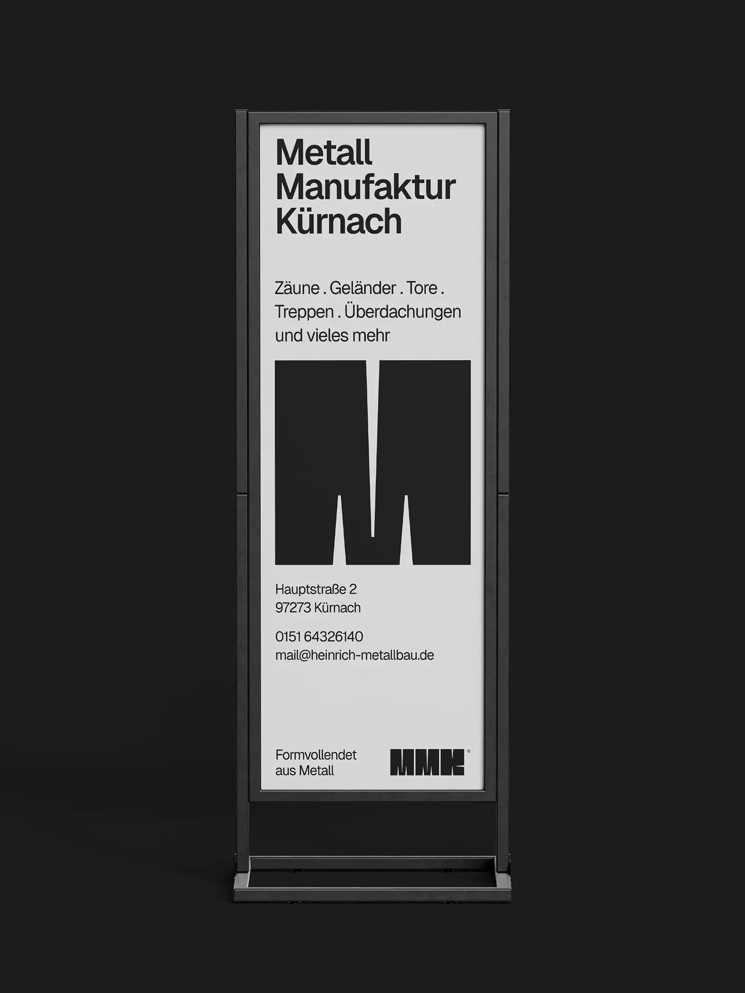 Infosäule der Metallmanufaktur Kürnach mit Logo, Leistungen und Kontaktangaben