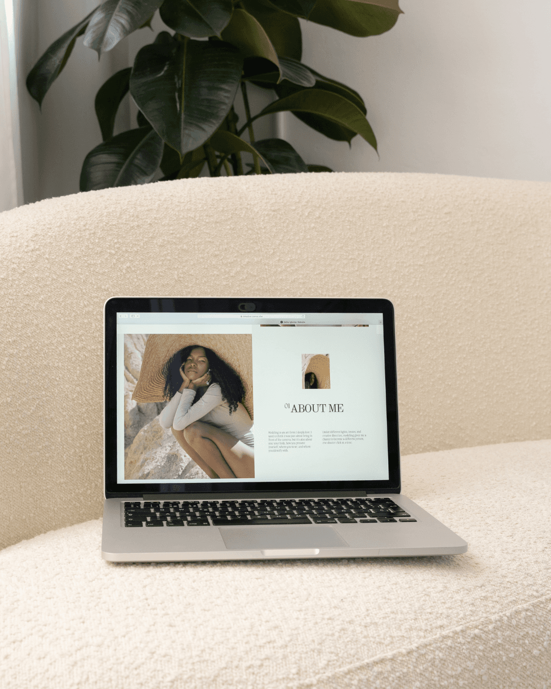 Ordenador sobre un sofa beige con una imagen de una web