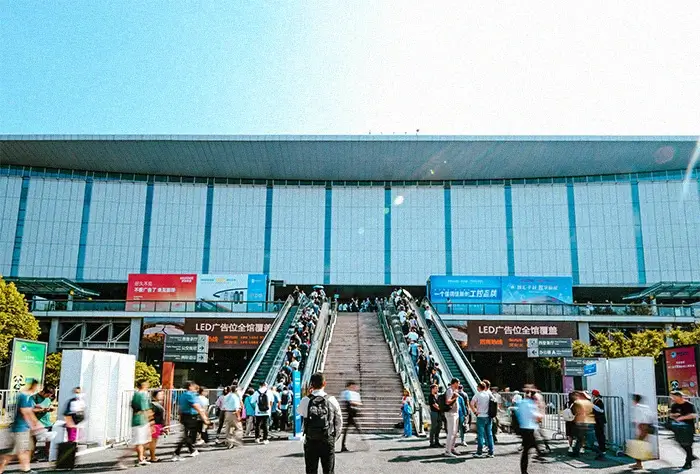 Multitud de visitantes en la entrada de un recinto ferial