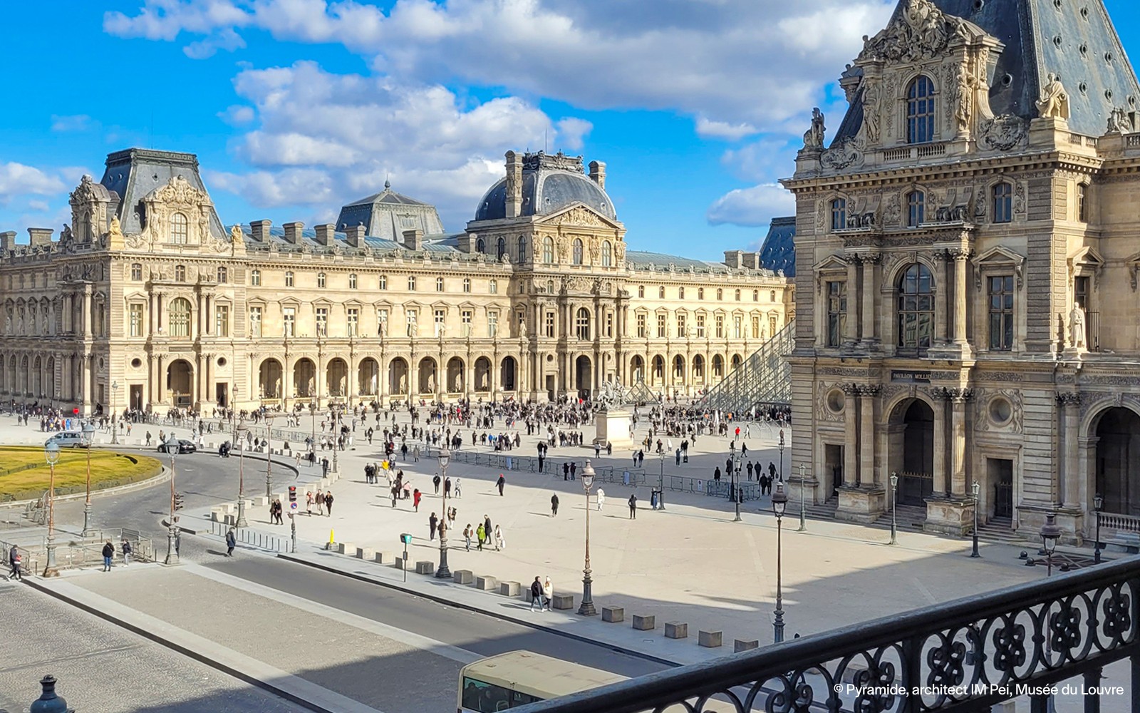 Exterior del Museo del Louvre con patio y pirámide de vidrio en París.