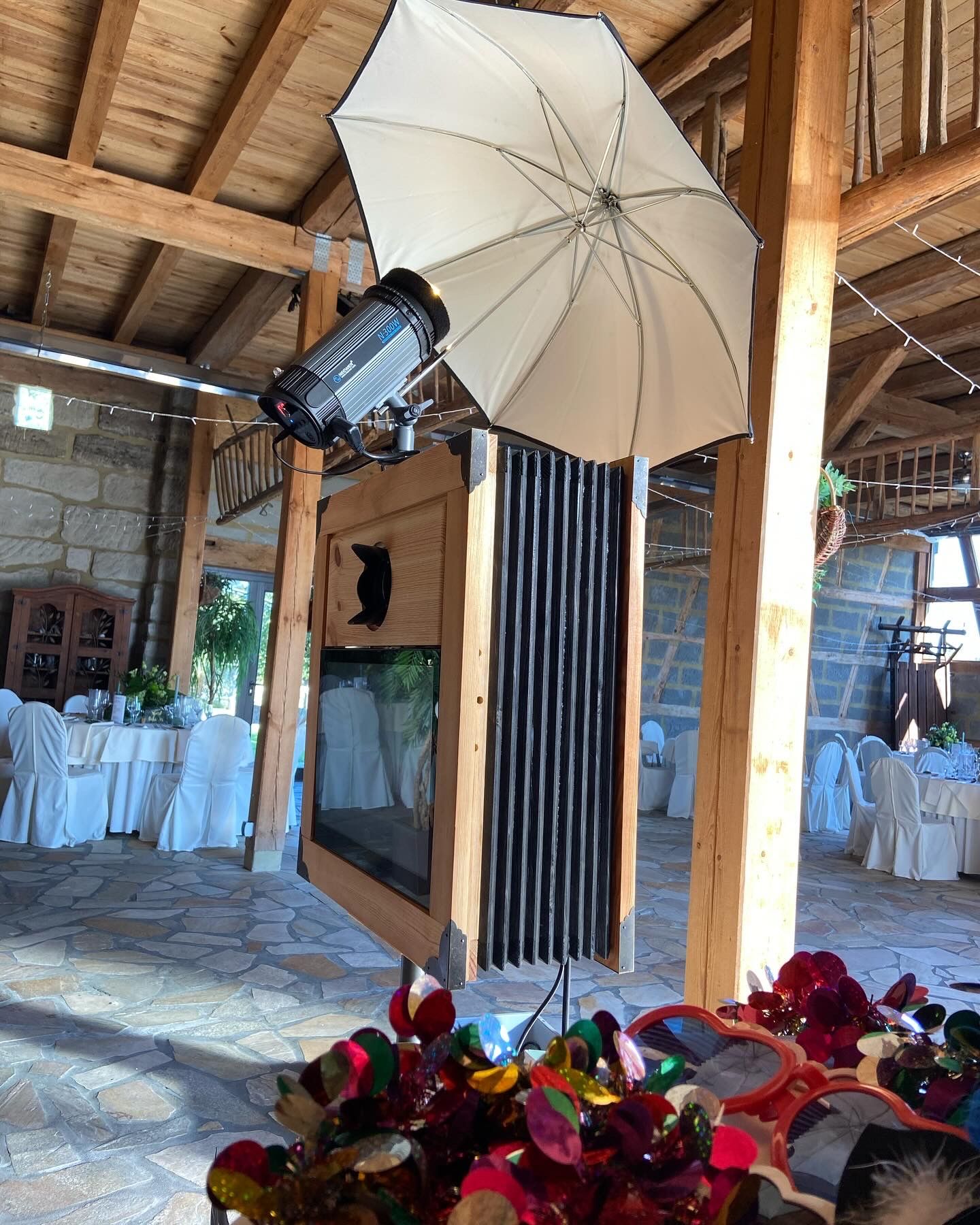 Elegante Hochzeits-Fotobox aus Naturholz als stilvolles Highlight für eure Hochzeitsfeier in Würzburg.