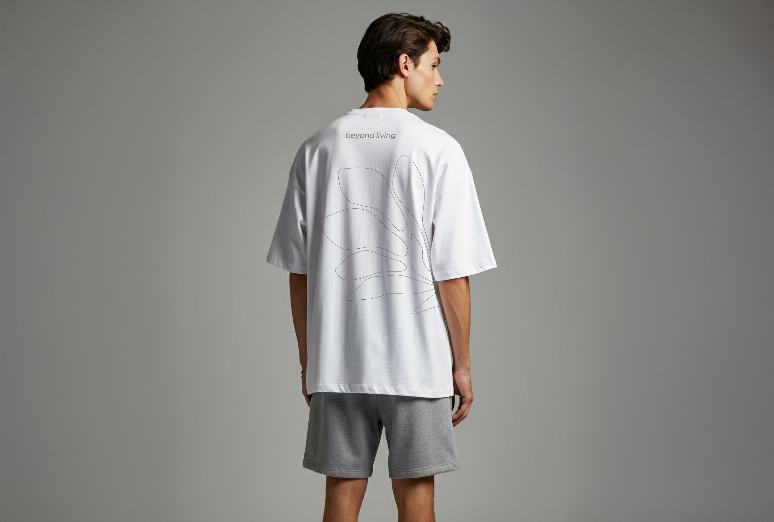 Weißes T-Shirt mit dem Desa Pura Logo und minimalistischer Typografie, das die Markenidentität repräsentiert.