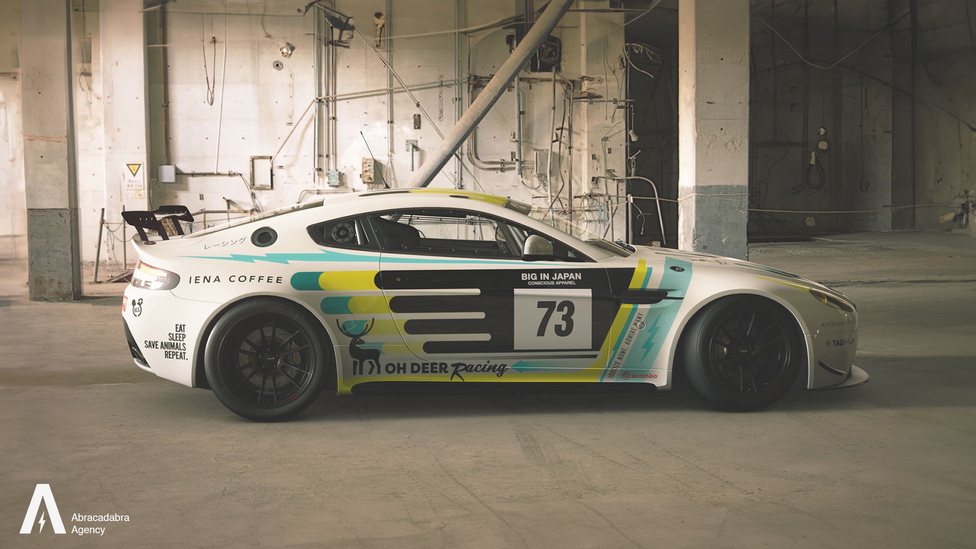 vista lateral del Aston Martin gt4 con liverado personalizado