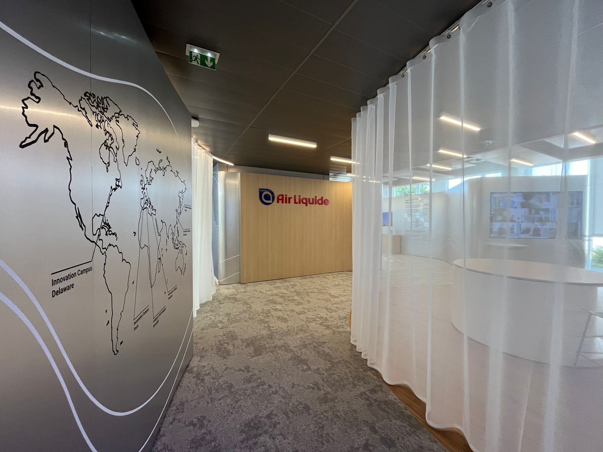Aménagement intérieur du showroom Air Liquide Paris mettant en valeur l’innovation industrielle