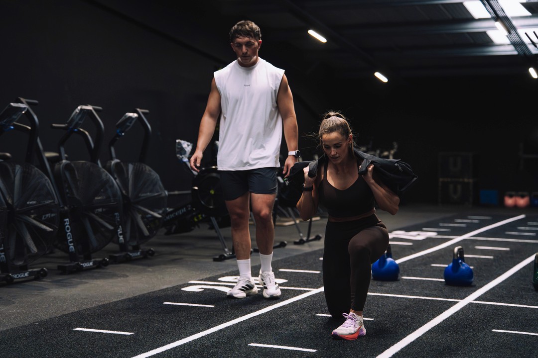 person training hard - Plyometrics vs Isometrics