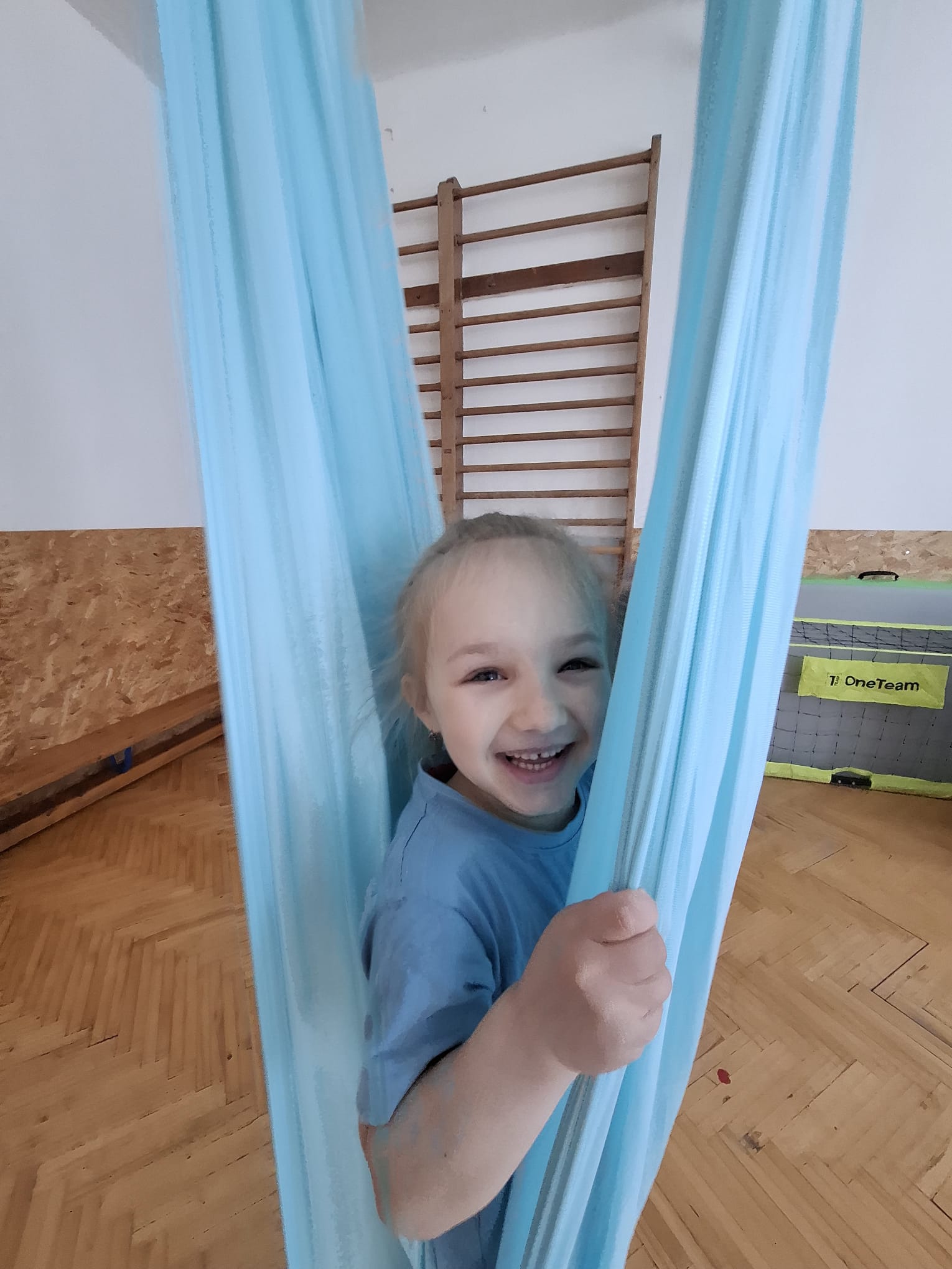 Detailní záběr na dlaně držící malého hnědého čolka v přírodě.