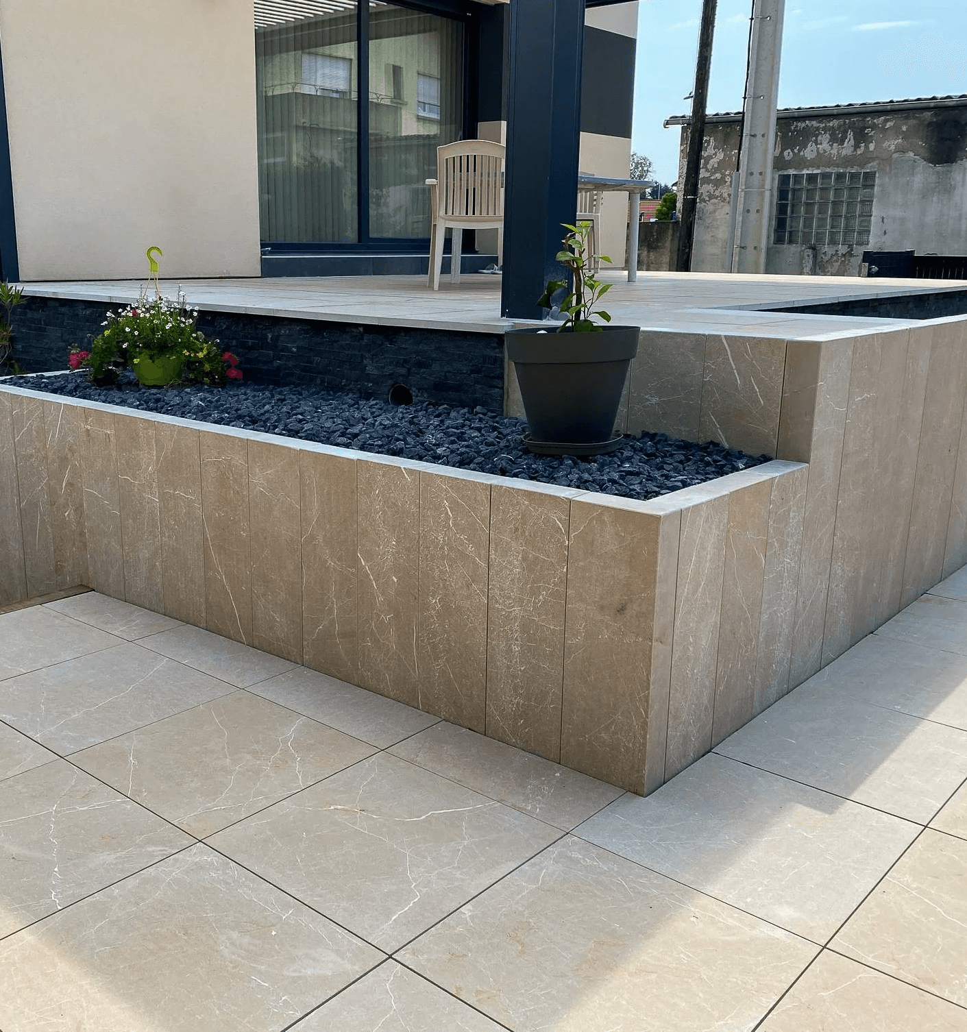 Jardinière sur-mesure en carrelage extérieur à Rosenau par Acqua Terra, expert en aménagement paysager dans le Haut-Rhin
