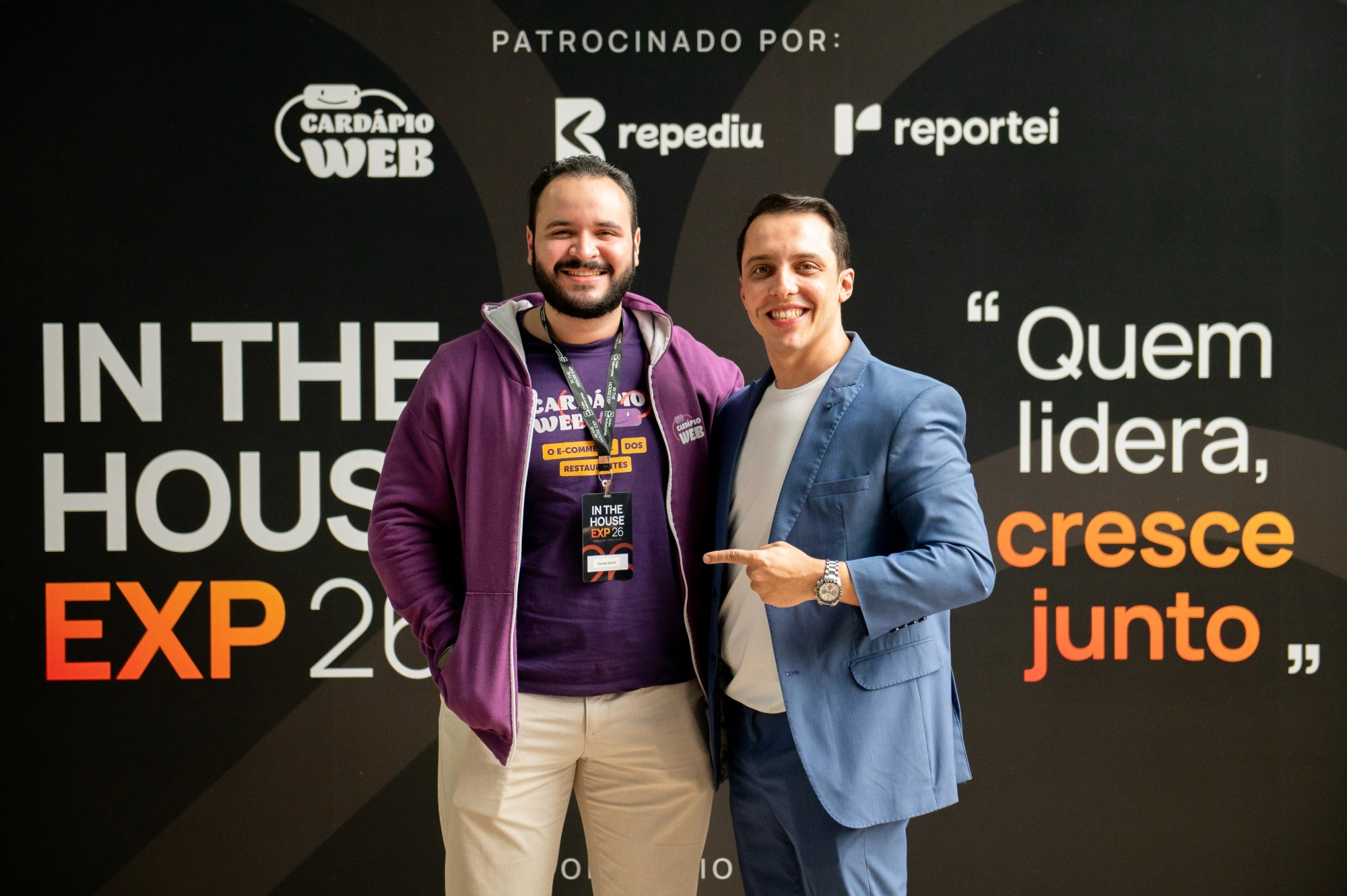 Glauton Santos, da Cardápio Web, e Bruno Urel no backdrop do IN THE HOUSE EXP 26