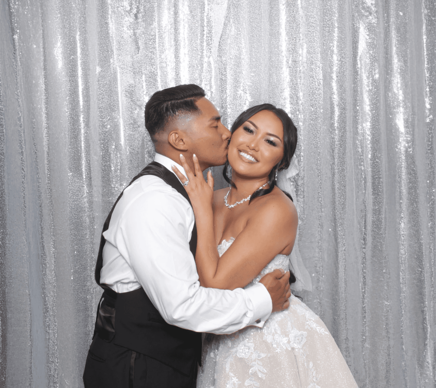 10 Must Have Photobooth Moments For Your Wedding