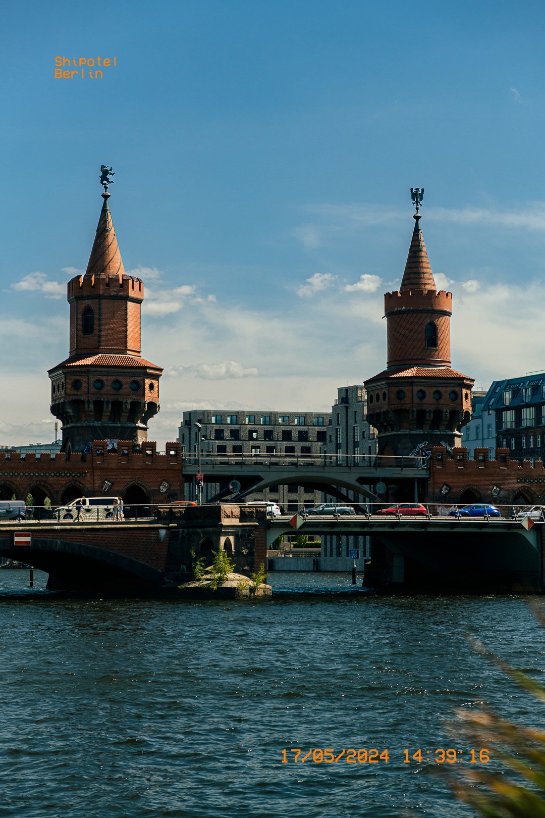 Oberbaumbrücke, un pont historique de Berlin, se reflétant sur les eaux de la Spree.
