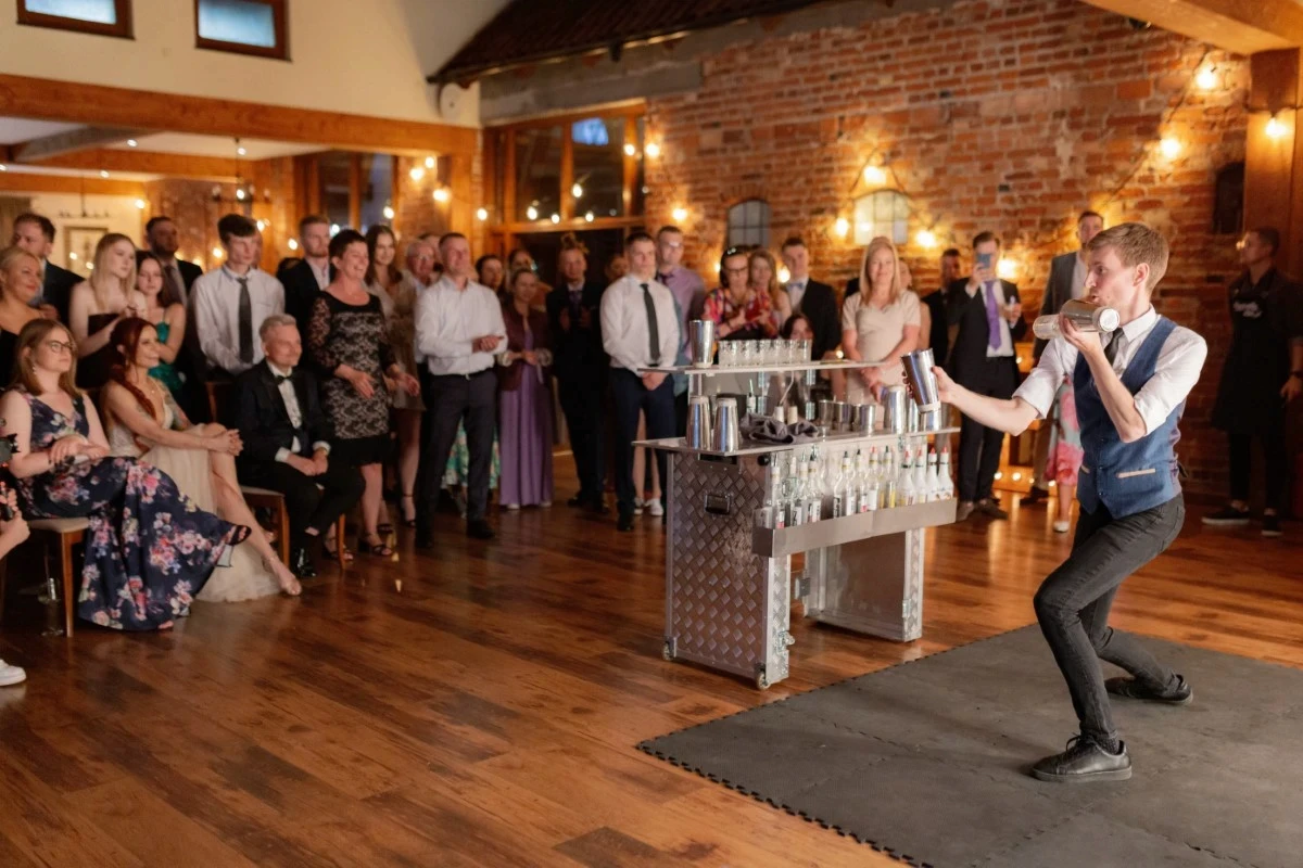 Nowoczesne atrakcje weselne – barman na mobilnym barze.