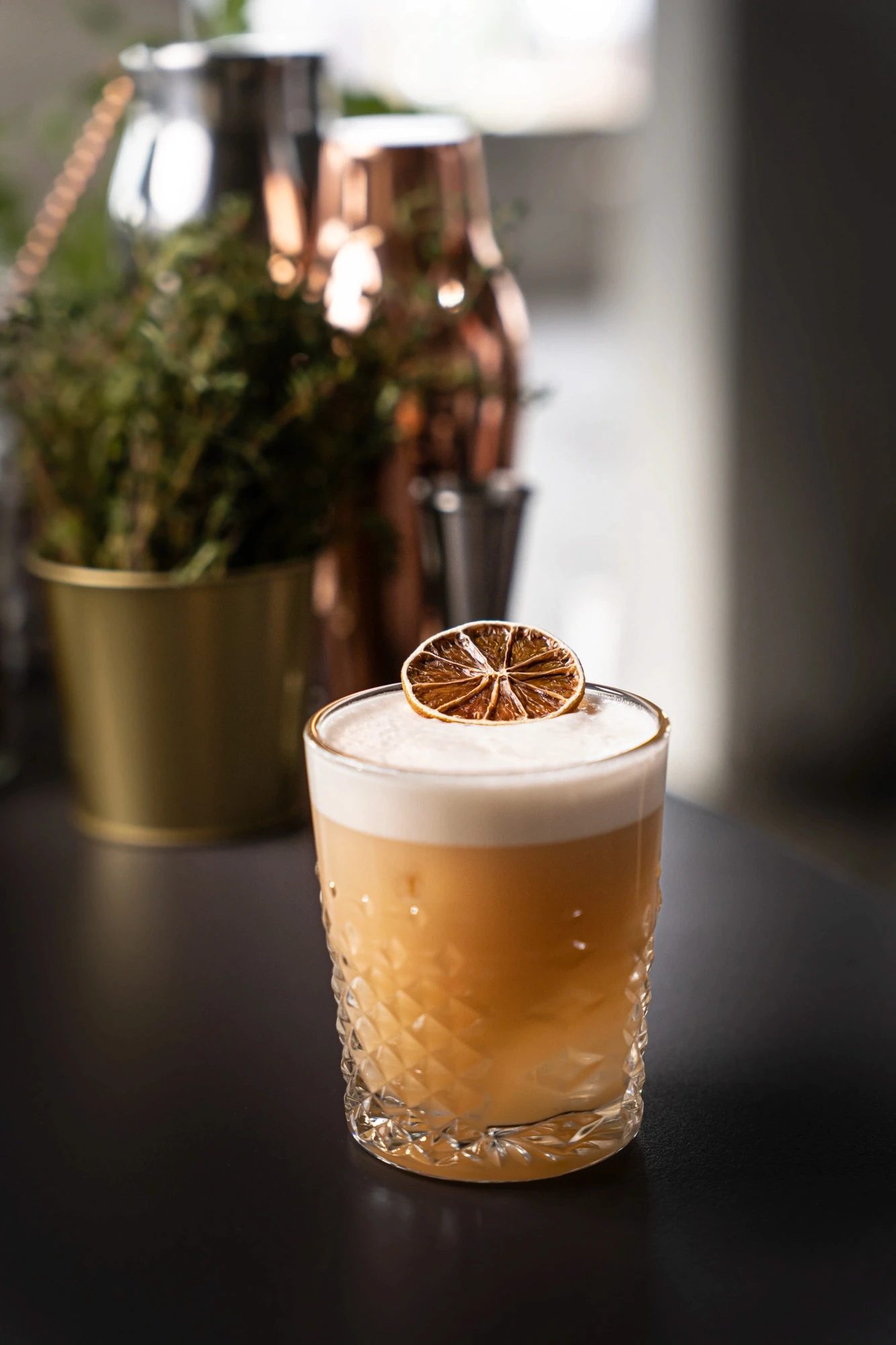 Pokaz barmański jako wyjątkowa atrakcja na weselu z mobilnym barem.