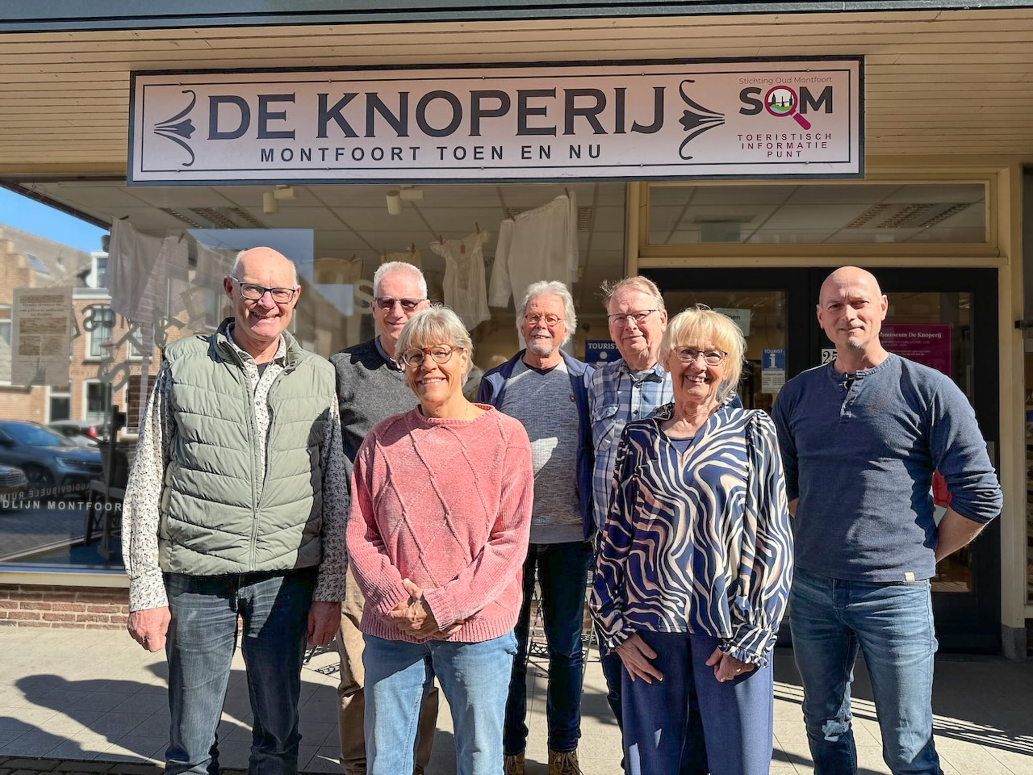 Bestuur Stichting Oud Montfoort buiten voor Stadsmuseum De Knoperij