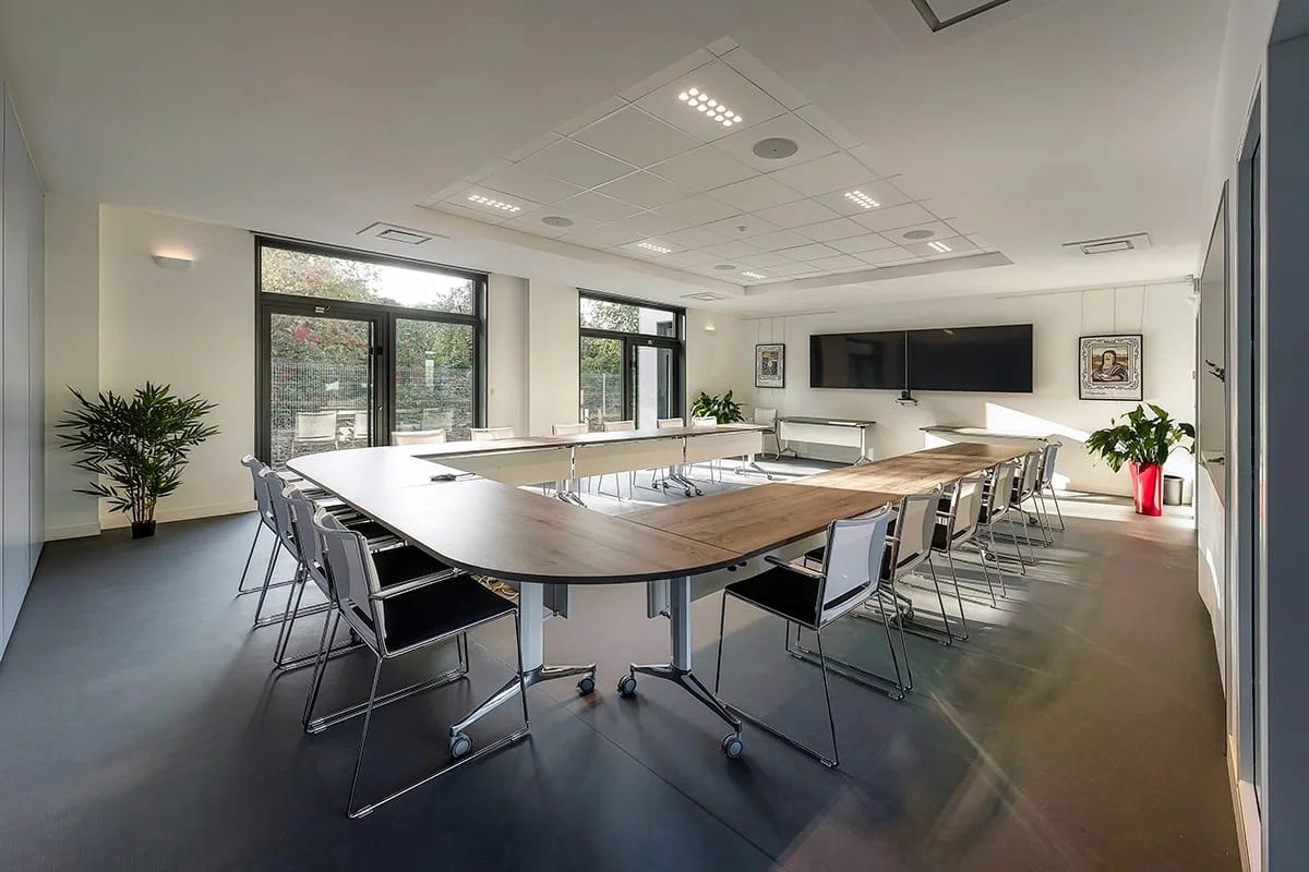 Salle de réunion élégante et contemporaine — photographe architecture Lille | Anteale Yann Manac’h 2025