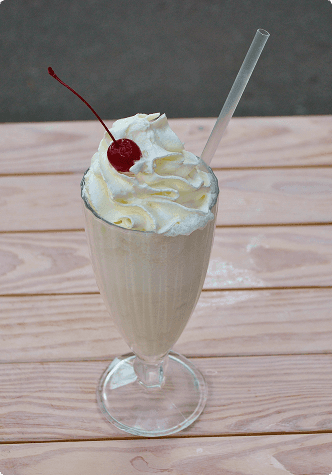 молочний коктейль з вишнею