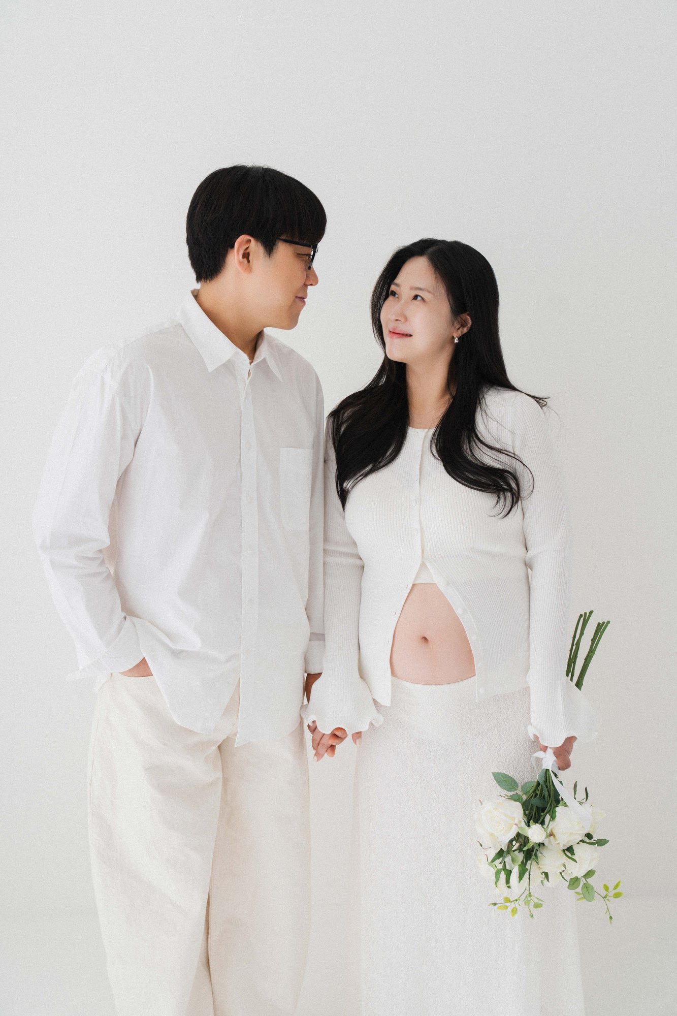 천안만삭사진 촬영 후기 | 스튜디오널이 담아낸 화이트 배경 인물 중심 만삭 촬영