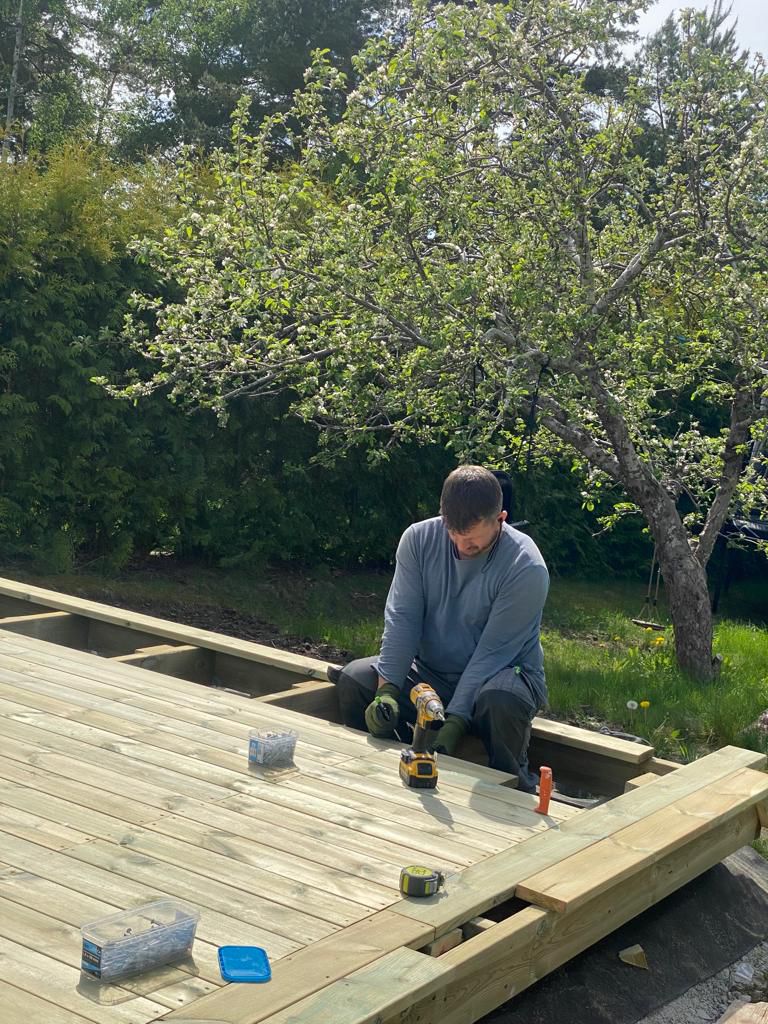 Kuva valmistuneesta modernista pintaremontista Suomen pääkaupunkiseudulla.