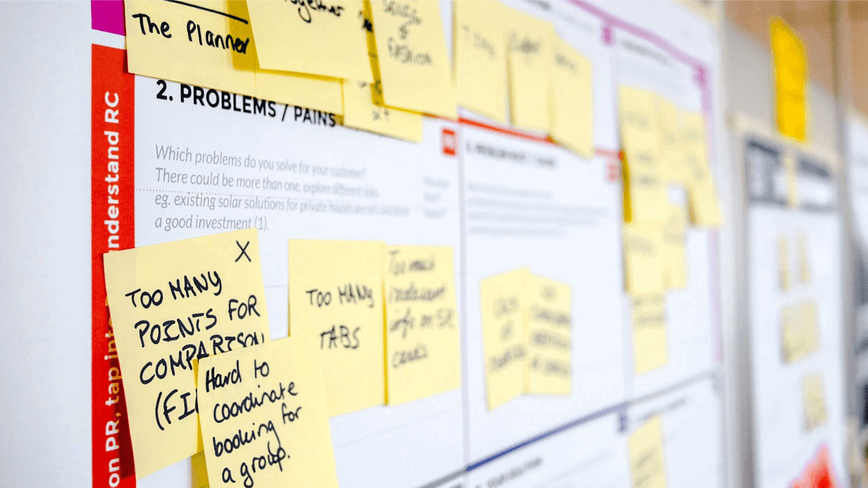 painel com post its e anotações