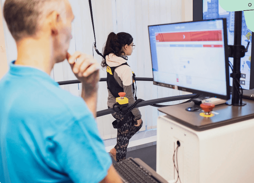 Orvos betegadatokat rögzít számítógép és iratklip segítségével rendelői környezetben