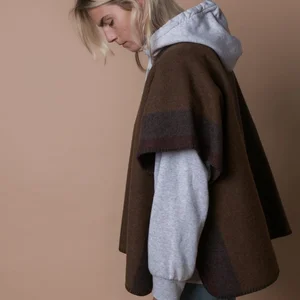 Dans le lookbook de la marque Danoise Another Aspect, le mannequin porte un costume gris et une chemise blanche